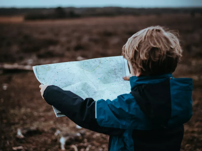 Un enfant sur une carte des Secrets