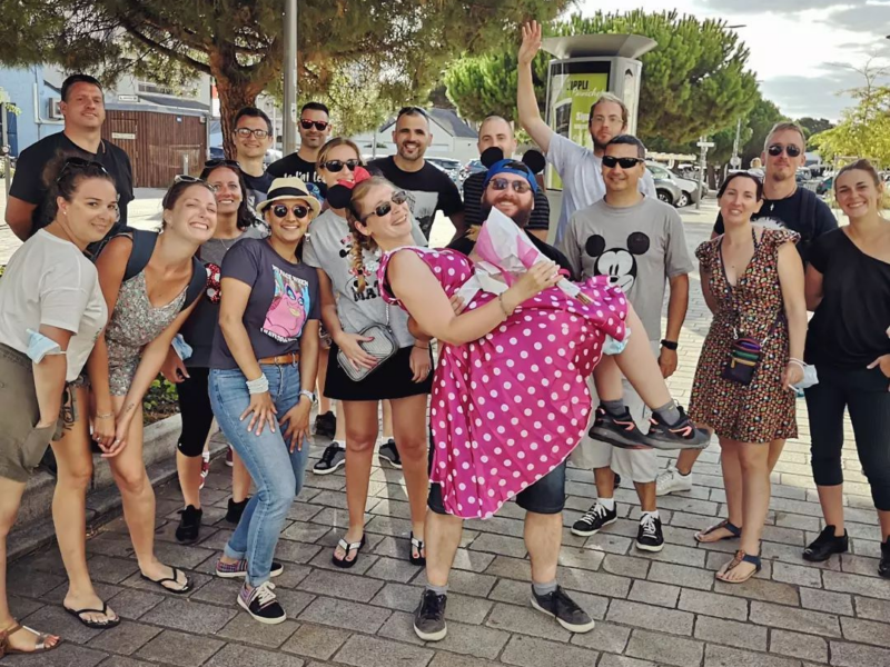 Un groupe heureux sur un escape game de maraige