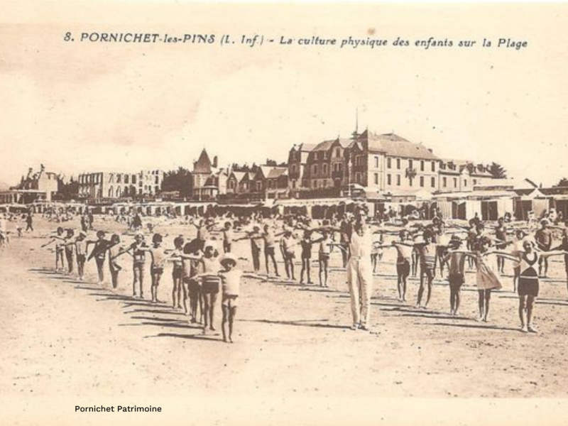 Une photo d'époque avec une séance de sport sur la plage